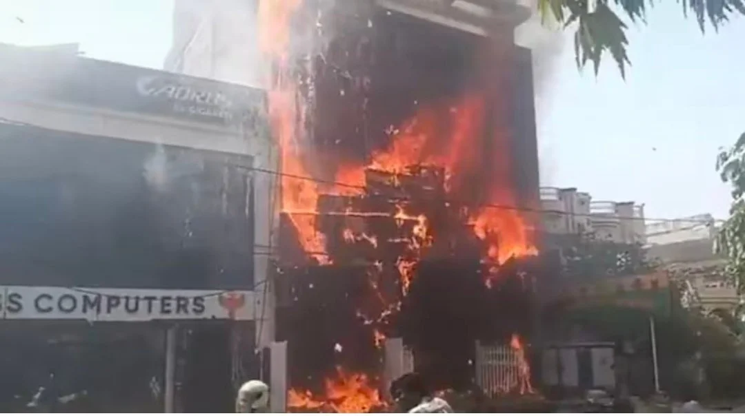 लखनऊ के कोचिंग सेंटर में भीषण आग, दम घुटने से दो की मौत, कई घायल