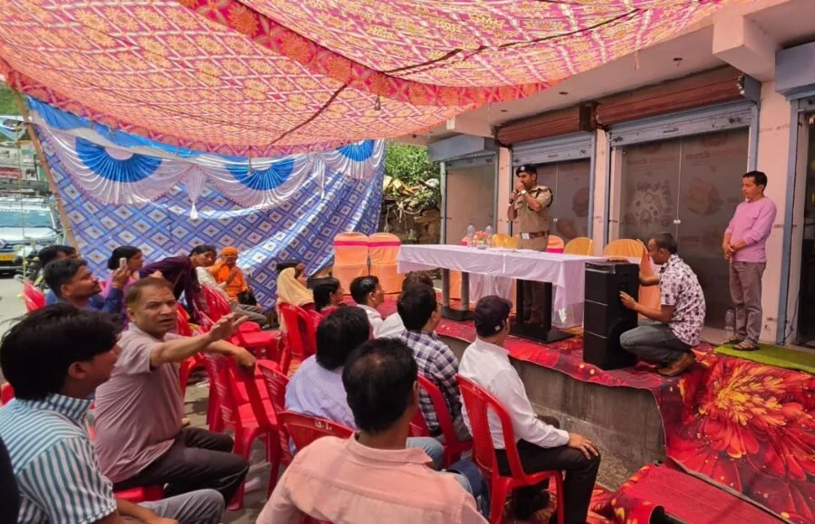 अंतरराष्ट्रीय ड्रग दिवस पर पाबौ पुलिस ने दिलाई नशामुक्ति की शपथ, बाजार क्षेत्र में चलाया जागरूकता अभियान, नशे के दुष्प्रभाव और हेल्पलाइन नंबरों की दी जानकारी