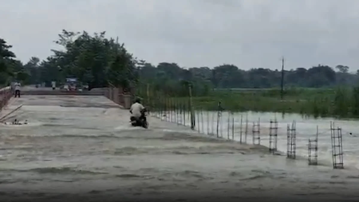 भारी बारिश से भूस्खलन और अचानक आई बाढ़, 3 लोग लापता