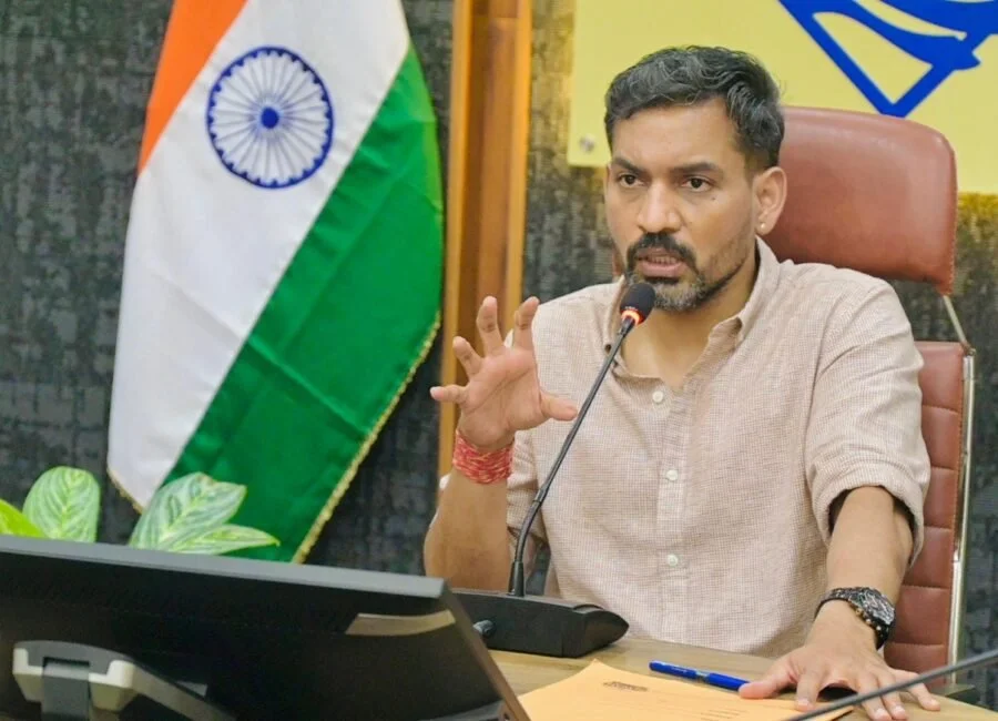 ठोस अपशिष्ट प्रबंधन में लापरवाही बर्दाश्त नहीं, अनधिकृत डंपिंग व मानकविहीन प्लांटों पर होगी कड़ी कार्रवाई – डीएम डॉ. आशीष चौहान
