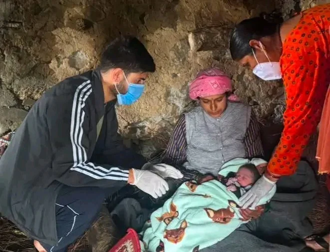 बारिश से मार्ग बंद, स्वास्थ्य टीम ने 10 किलोमीटर पैदल पहुंचकर कराया सुरक्षित प्रसव
