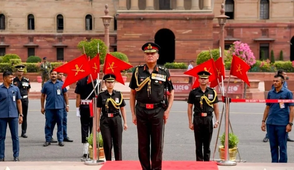 भारतीय सेना के 31वें प्रमुख बने जनरल धीरज सेठ, पिता को सैल्यूट कर निभाई परंपरा