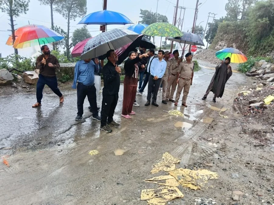 भारी वर्षा से क्षतिग्रस्त पुस्ते के बाद प्रशासन ने नई टिहरी सी-ब्लॉक से किये तीन परिवार सुरक्षित स्थानांतरित, डीएम नितिका खण्डेलवाल ने स्थलीय निरिक्षण कर लिया स्थिति का जायजा, PWD के अधिकारियों को दिए सख्त निर्देश