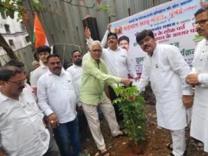 हरेला समापन पर मुंबई में गढ़वाल भ्रातृ मंडल ने किया वृक्षारोपण, महिलाओं को बांटे तुलसी के पौधे